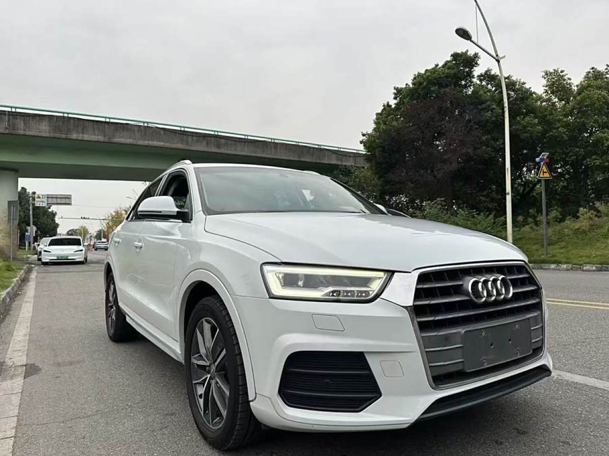 奧迪 奧迪Q3  2017款 40 TFSI quattro 全時(shí)四驅(qū)運(yùn)動(dòng)型圖片