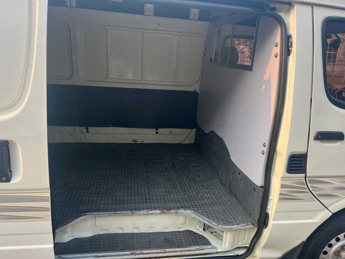 金旅 海狮  2019款 2.2L汽油厢货版龙运GL850长轴高顶V22图片