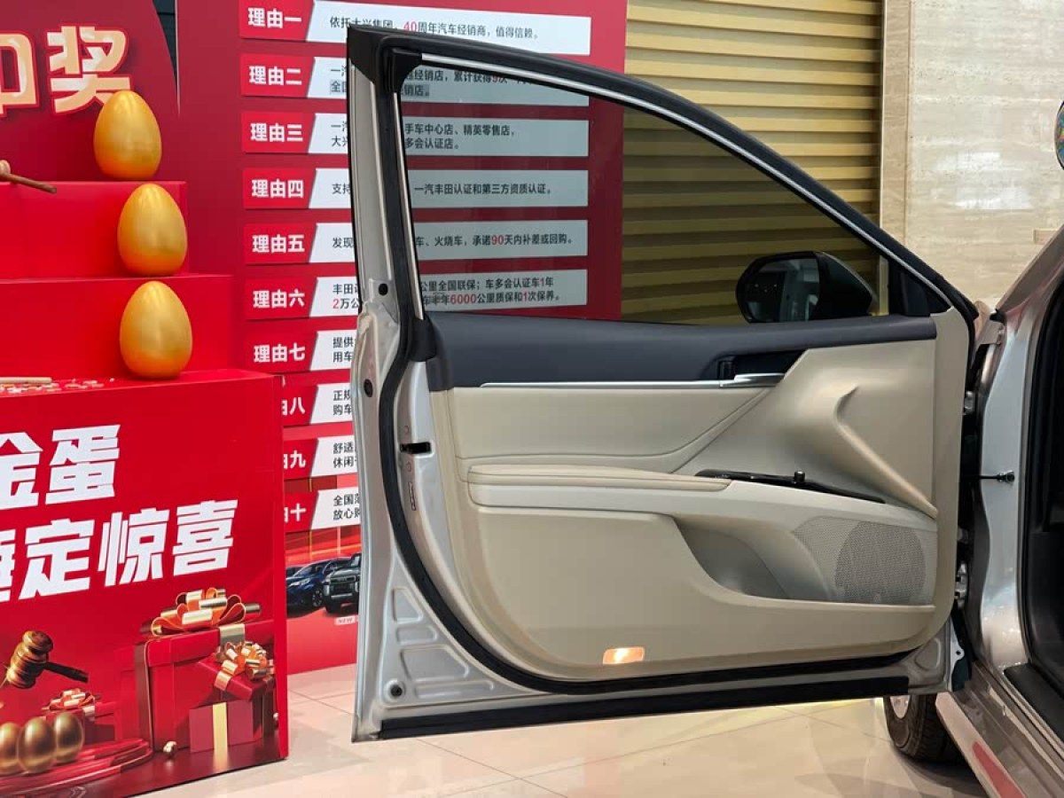 豐田 凱美瑞  2021款 雙擎 2.5HGVP 領(lǐng)先版圖片