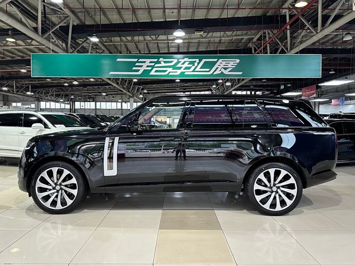 2024年6月路虎 攬勝  2024款 3.0 L6 400PS SV尊榮創(chuàng)世加長(zhǎng)版 4座