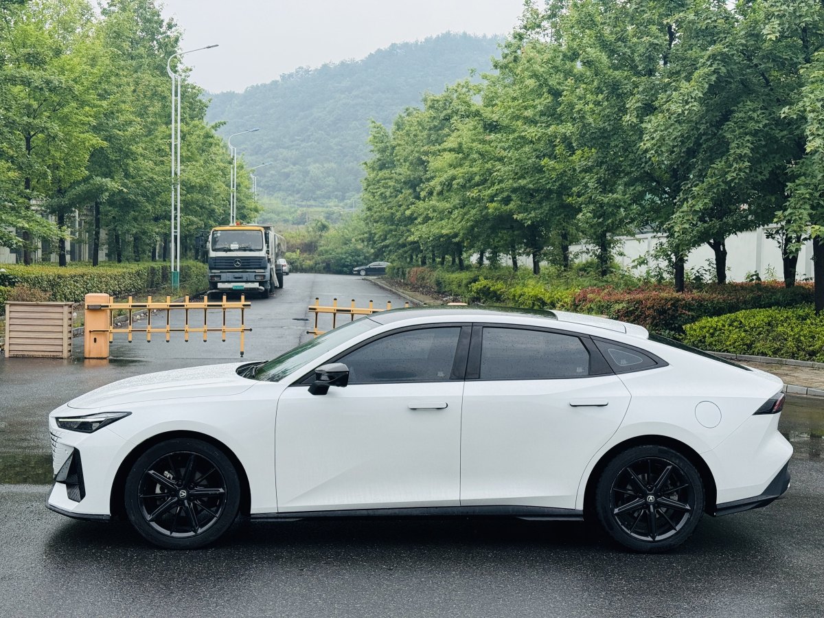 長安 長安UNI-V  2022款 1.5T 尊貴型圖片