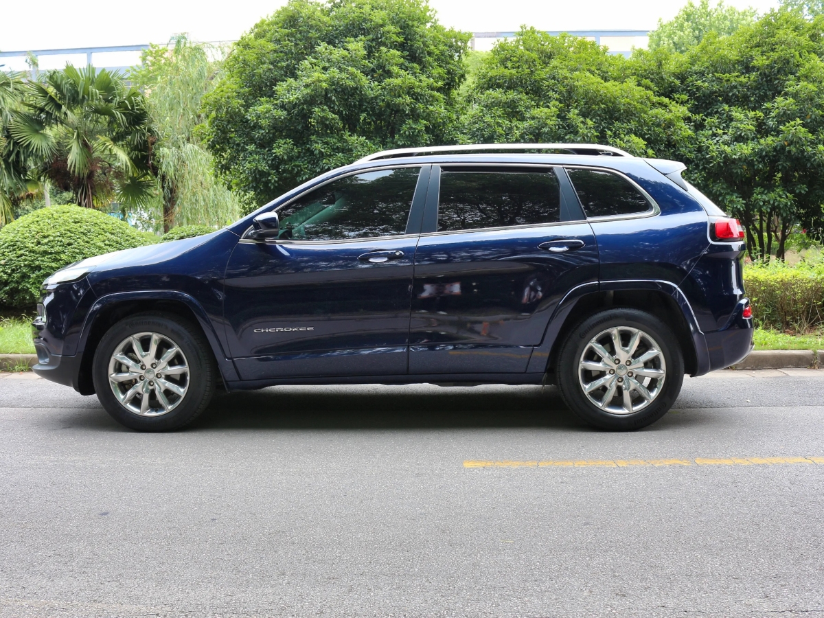 Jeep 自由光  2017款 2.4L 優(yōu)越版圖片