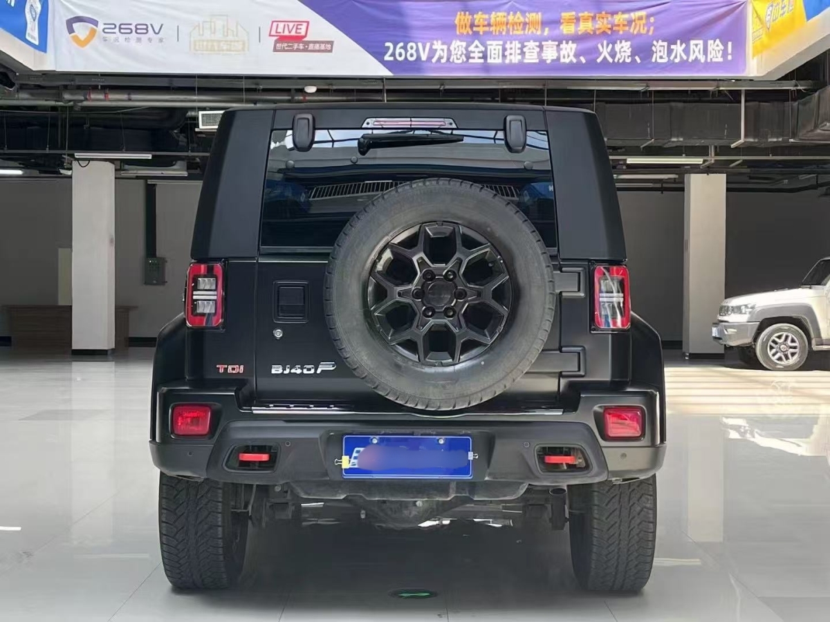 北京 BJ40  2023款 2.0D 自動四驅(qū)刀鋒英雄版?zhèn)b客型圖片