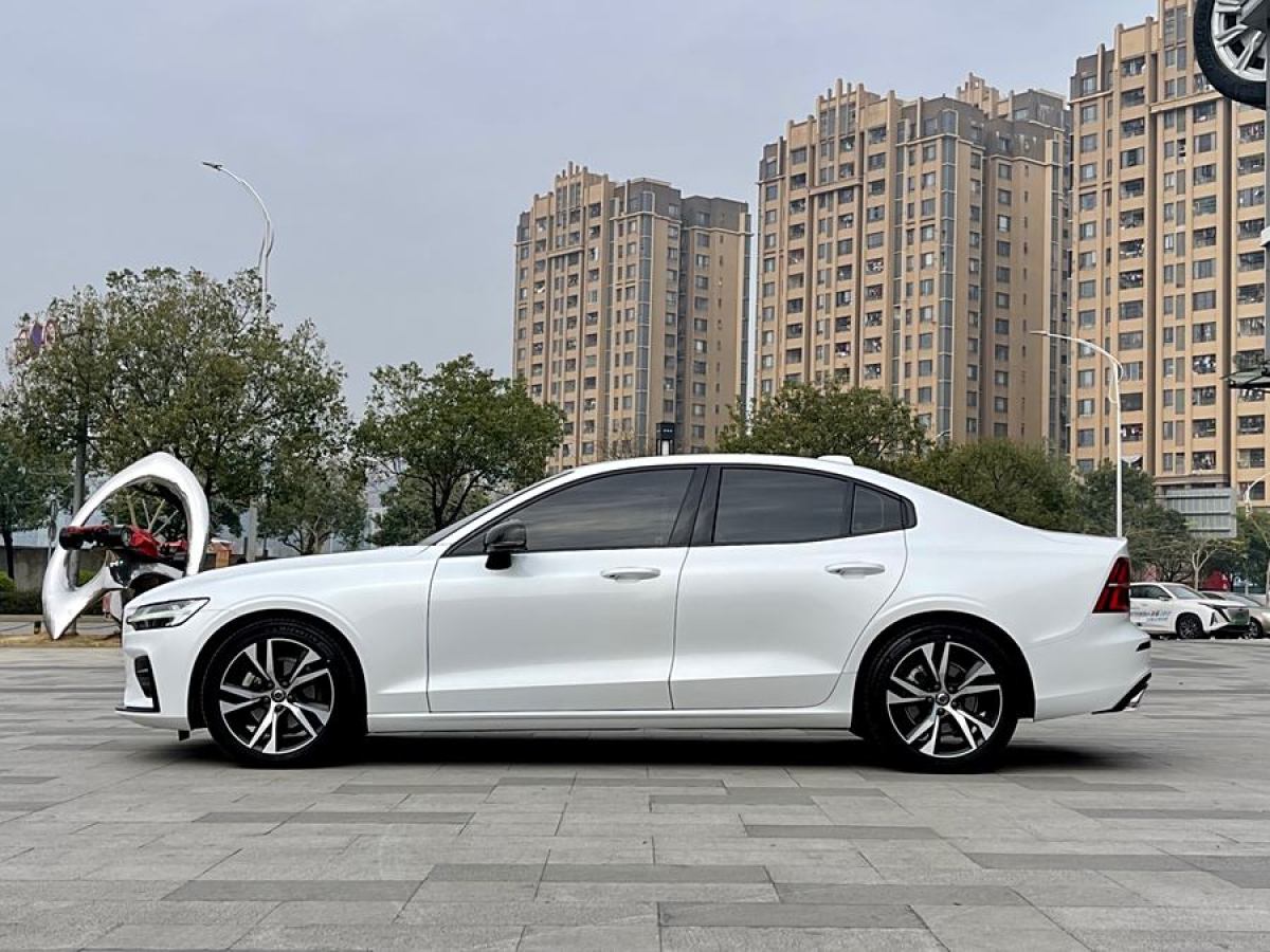 沃爾沃 S60L  2021款 T4 智遠(yuǎn)運(yùn)動版圖片