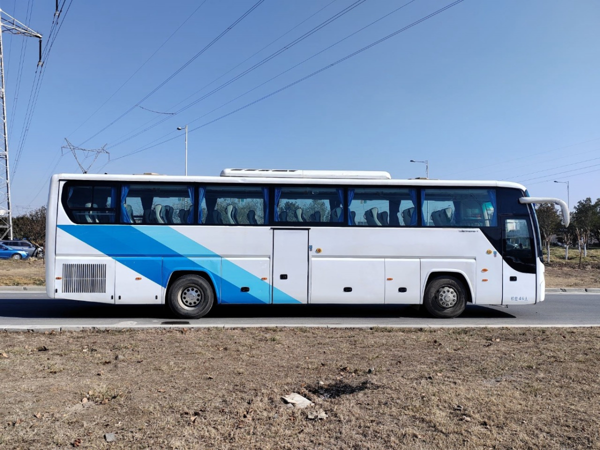 多台46座福田6127非营运油混客车图片