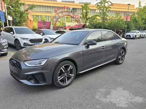 奥迪 奥迪A4L  2022款 40 TFSI quattro RS套件燃速型