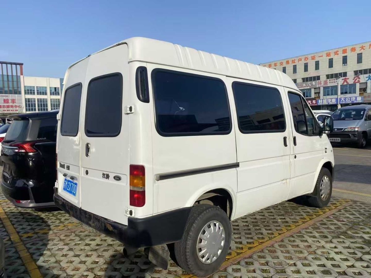 福特 經(jīng)典全順  2015款 2.4L長(zhǎng)軸15座中頂客車4G64S4N圖片