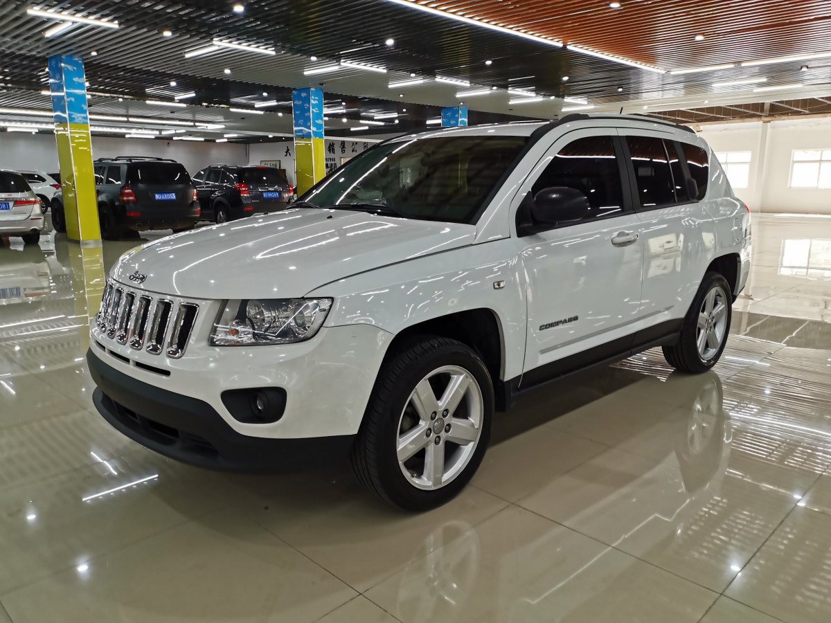 2015年10月Jeep 指南者  2014款 2.4L 四驅(qū)運(yùn)動(dòng)版