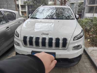 2017年4月 Jeep 自由光 2.4L 領(lǐng)先版圖片