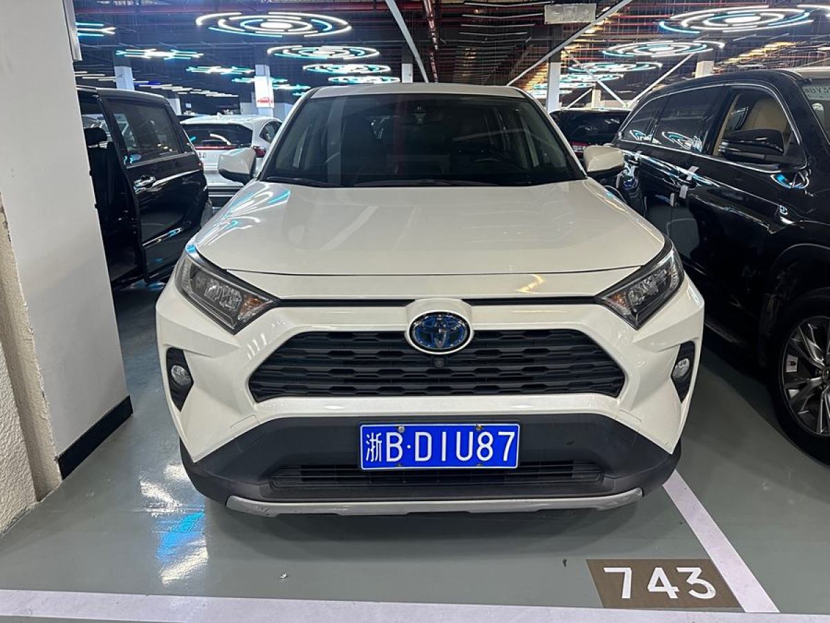 2021年3月豐田 RAV4榮放  2021款 改款 雙擎 2.5L CVT四驅(qū)精英PLUS版