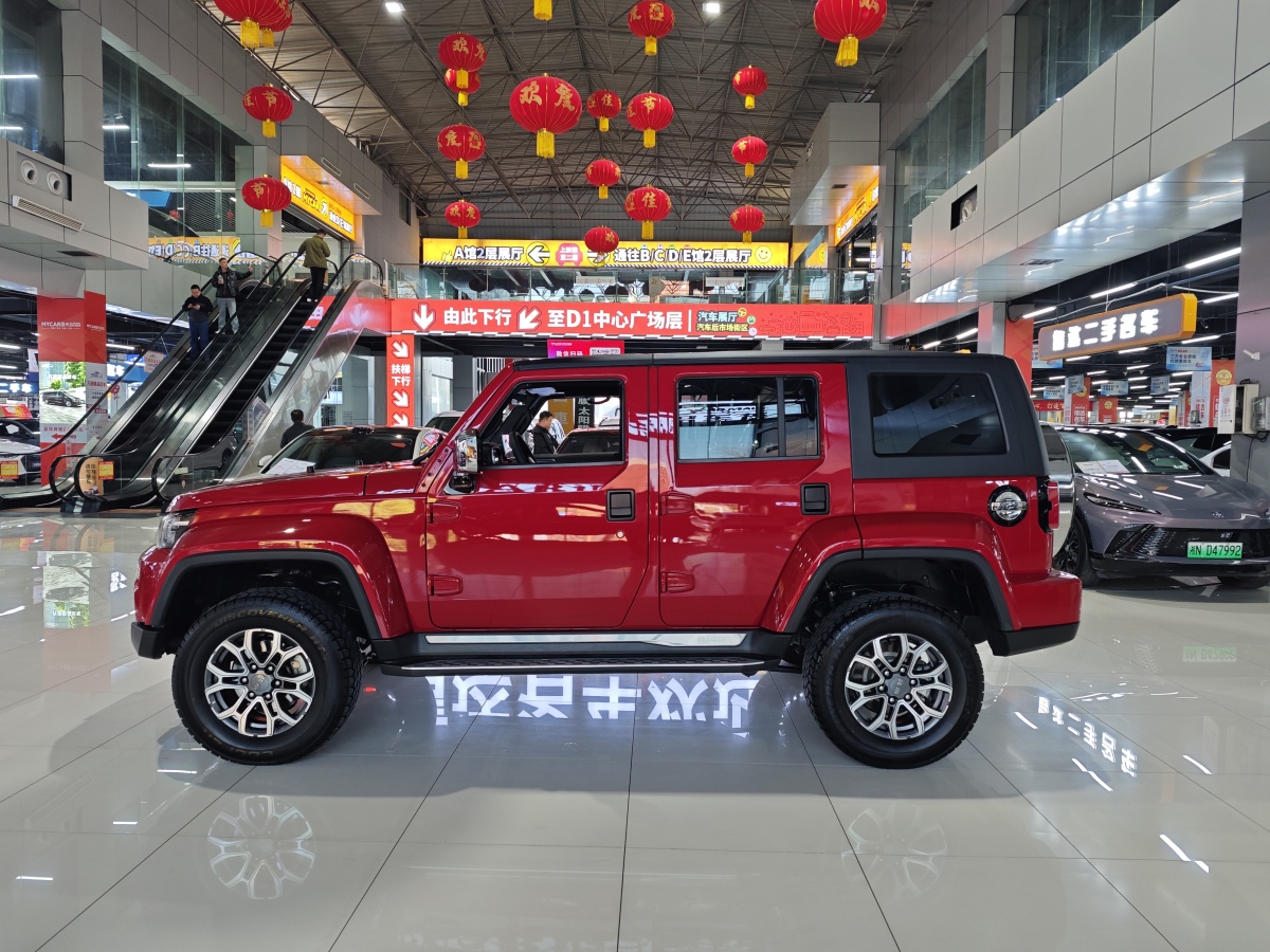 北京 BJ40  2023款 2.0T 自動(dòng)四驅(qū)城市獵人版?zhèn)b客型圖片