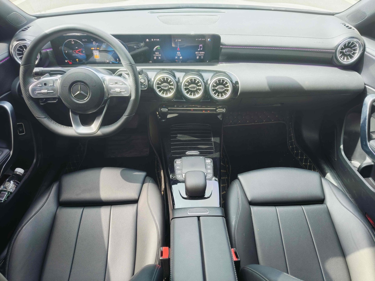 2022年7月奔驰 奔驰A级  2022款 改款 A 200 L 运动轿车动感型