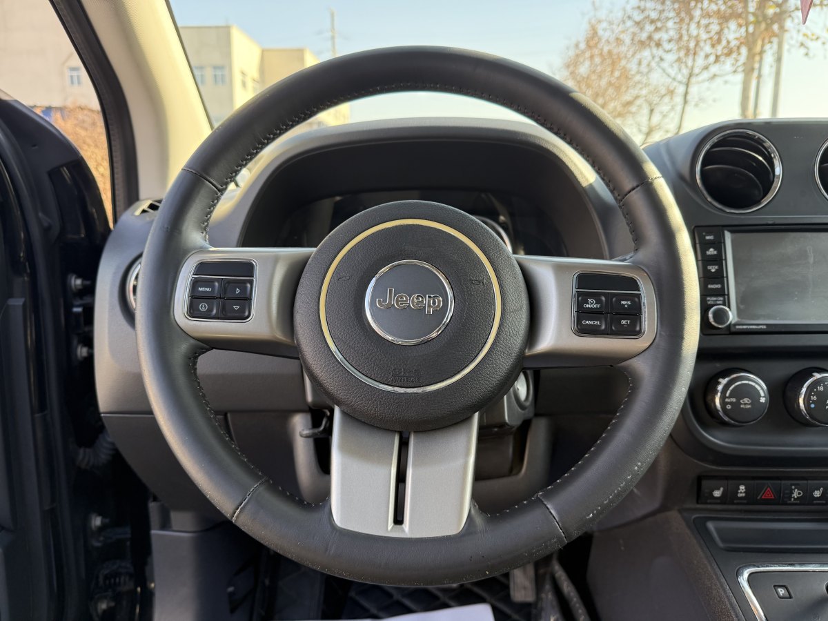 Jeep 指南者  2012款 2.4L 四驅(qū)豪華版圖片