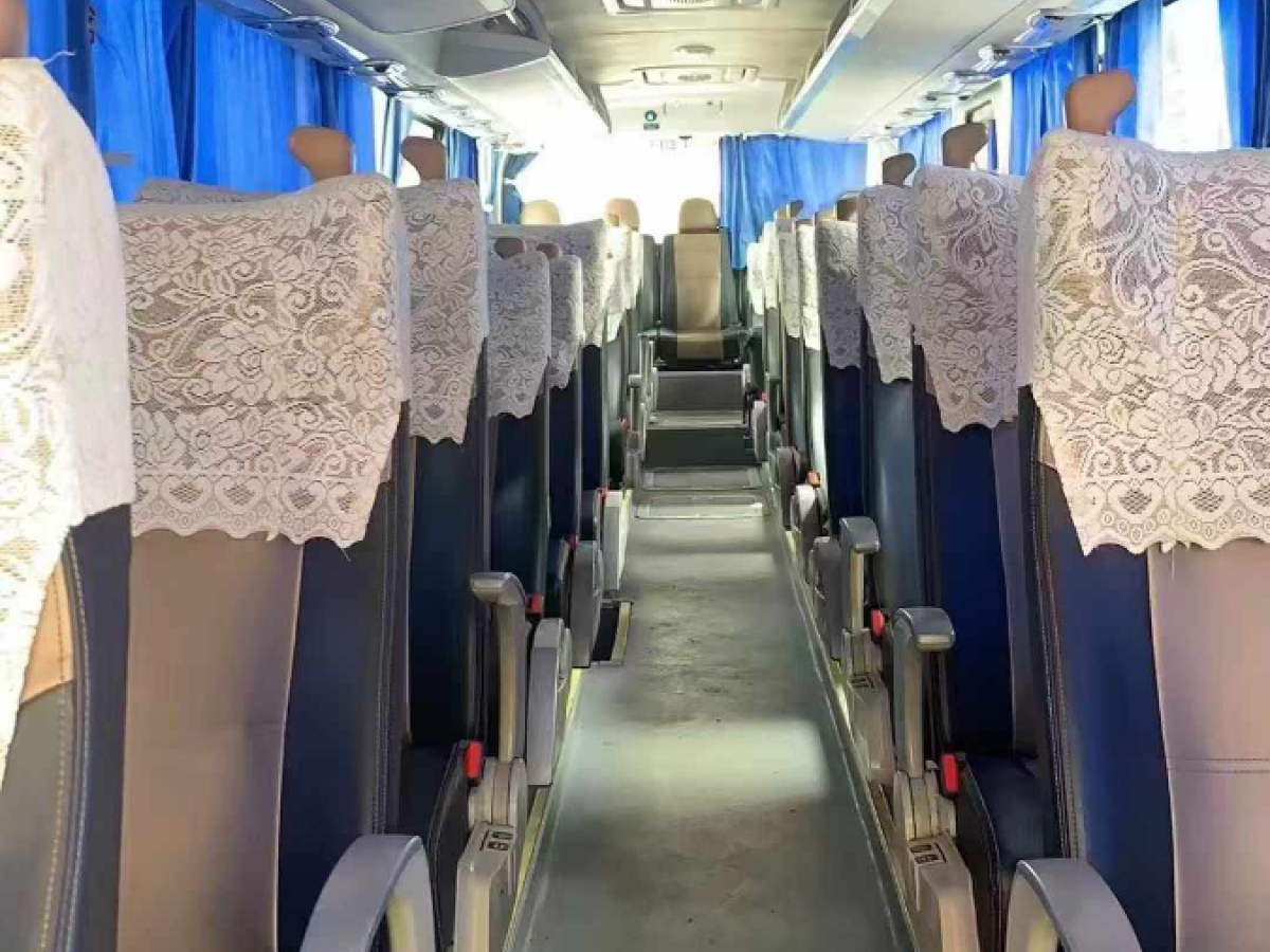 國五50座鍋爐暖氣宇通6128氣囊旅游車圖片