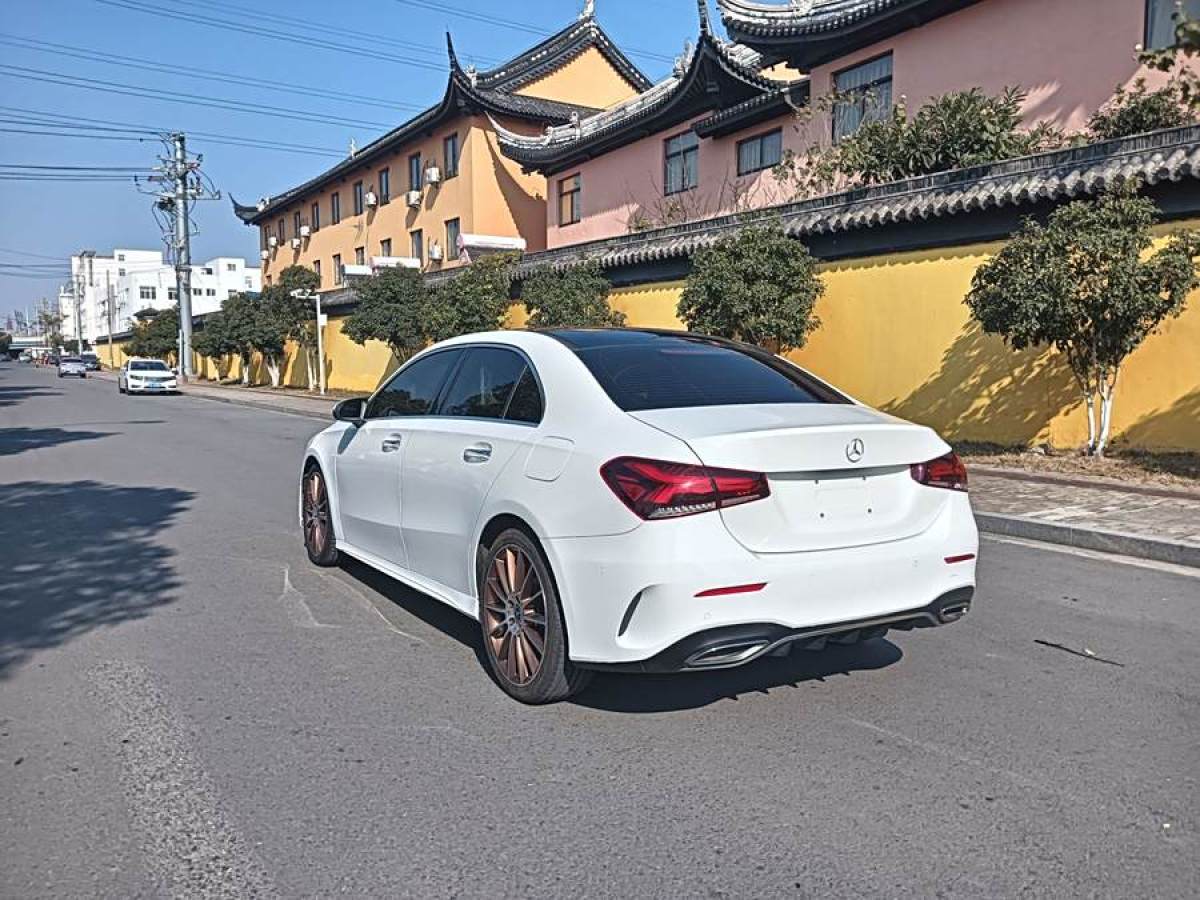 奔馳 奔馳A級(jí)  2019款 A 200 L 運(yùn)動(dòng)轎車先行特別版圖片