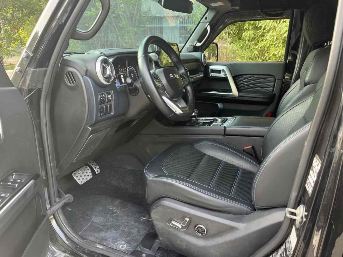 北京 BJ40  2020款 2.0T 自動四驅(qū)城市獵人版?zhèn)b客型圖片