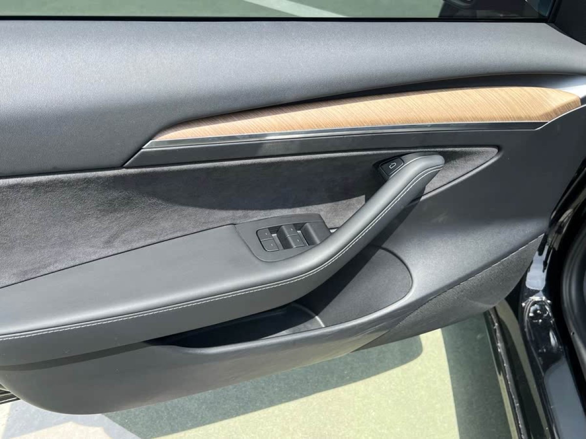 特斯拉 Model 3  2021款 改款 標(biāo)準(zhǔn)續(xù)航后驅(qū)升級版圖片