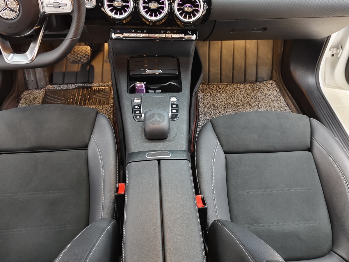 奔驰 奔驰A级  2022款 改款三 A 200 L 运动轿车时尚型图片