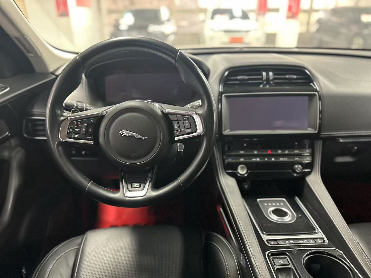 2018年2月捷豹 F-PACE  2016款 2.0T 兩驅(qū)R-Sport運(yùn)動(dòng)版