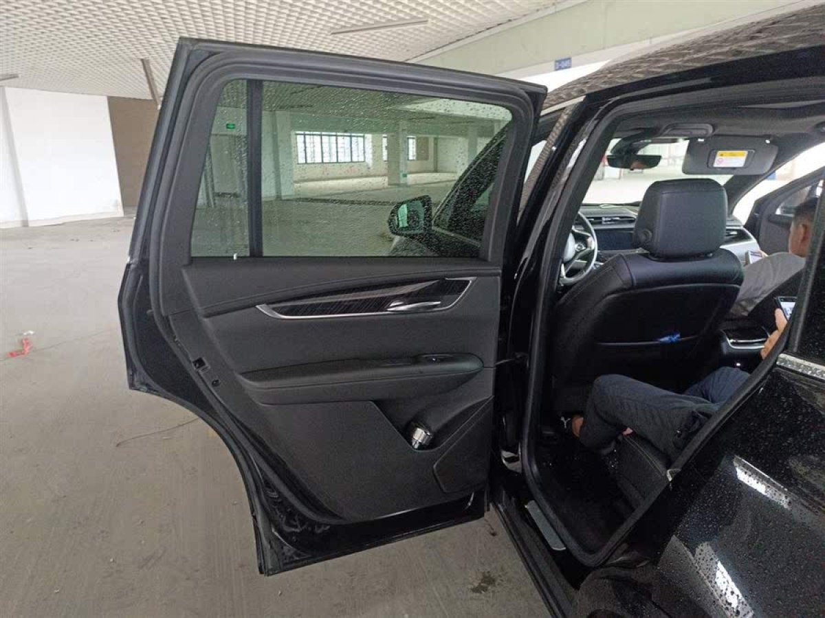 凱迪拉克 XT6  2022款 2.0T 七座四驅(qū)豪華120周年限量版圖片