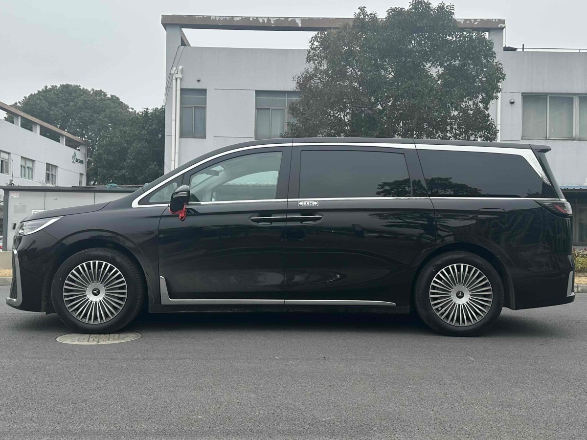 嵐圖 夢想家  2025款 PHEV 四驅(qū)尊貴鯤鵬版圖片