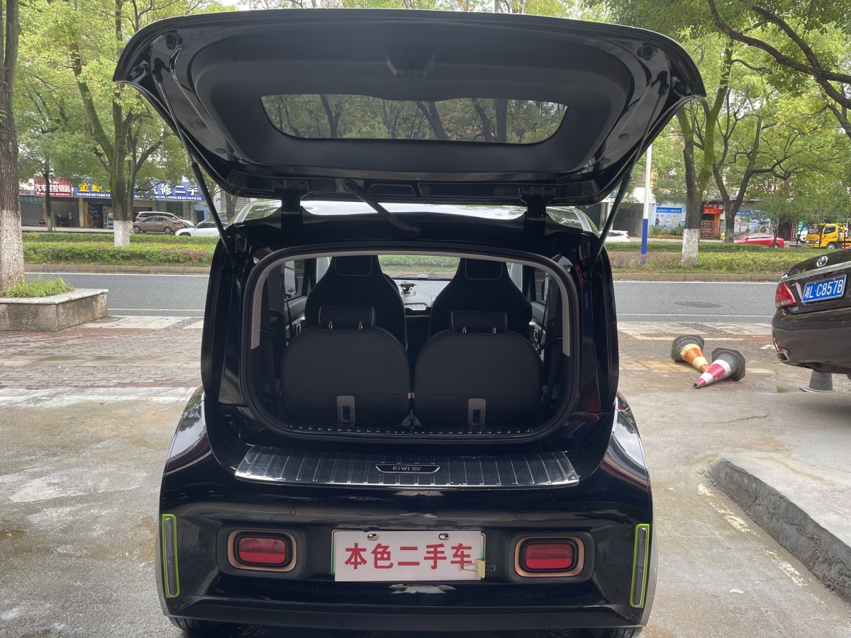 2022年5月寶駿 寶駿KiWi EV  2022款 設(shè)計師輕享版 三元鋰