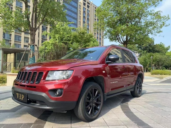 Jeep 指南者  2013款 2.0L 两驱炫黑豪华版