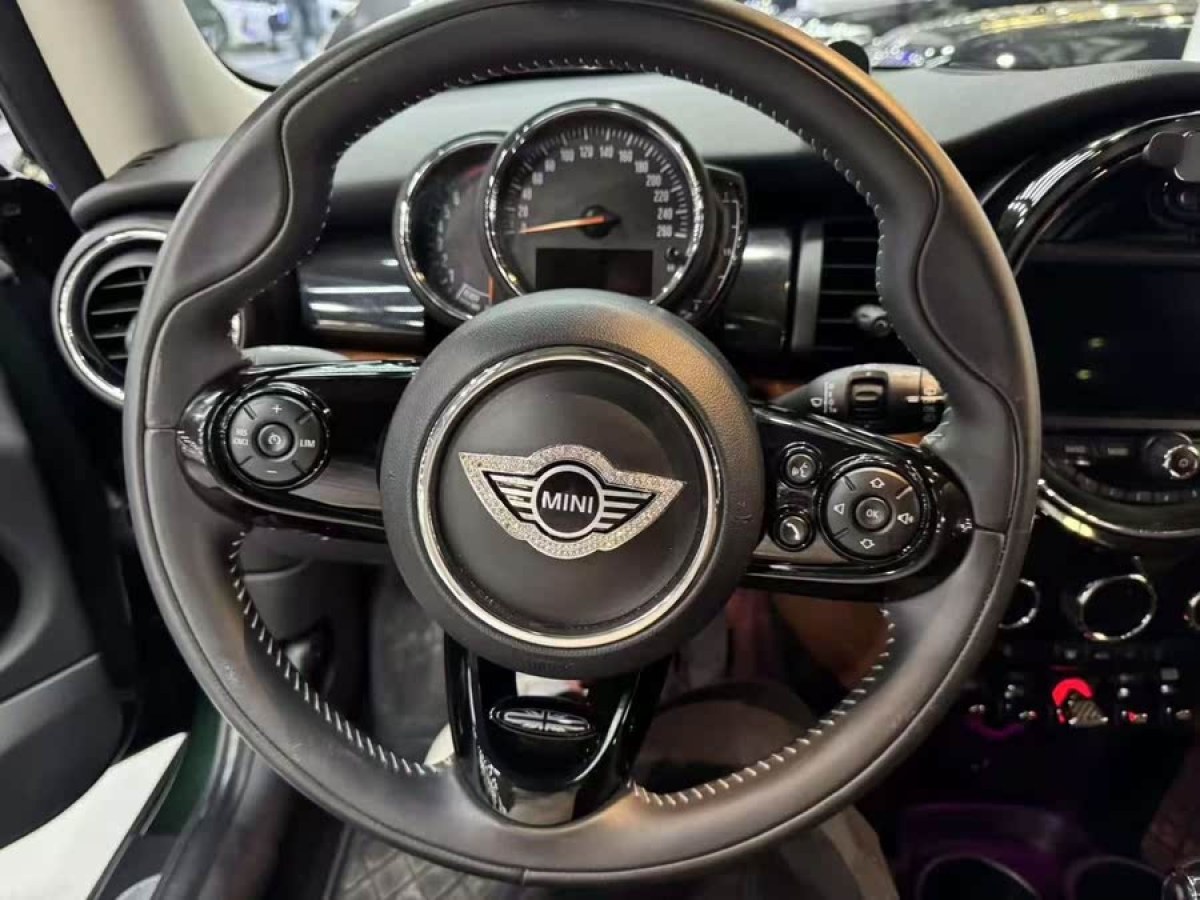 MINI COUNTRYMAN  2018款 1.5T COOPER 藝術(shù)家圖片