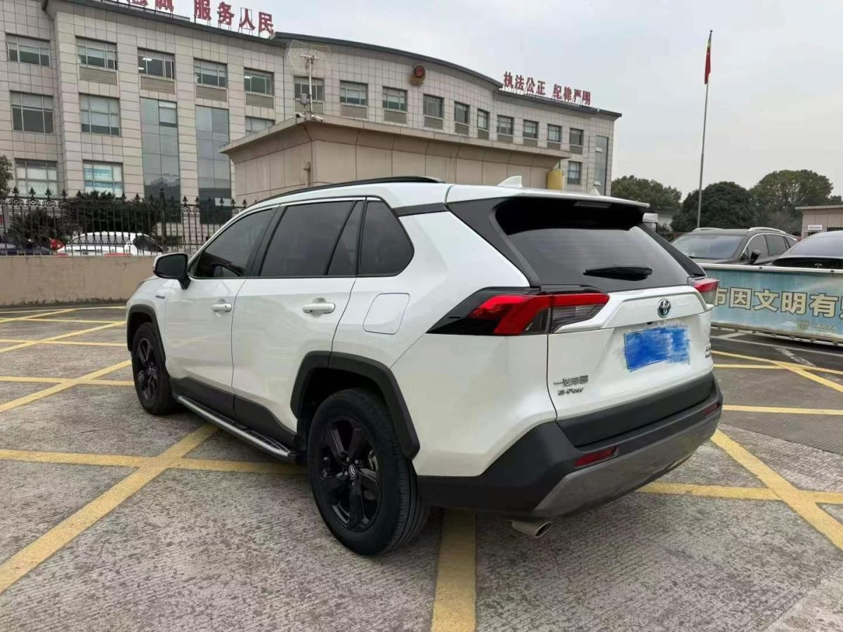 豐田 RAV4榮放  2022款 2.0L CVT四驅(qū)尊貴版圖片