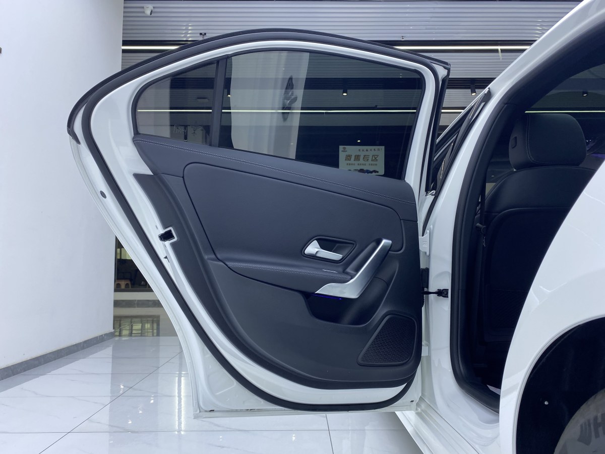 2023年3月奔驰 奔驰A级  2022款 改款三 A 200 L 运动轿车时尚型