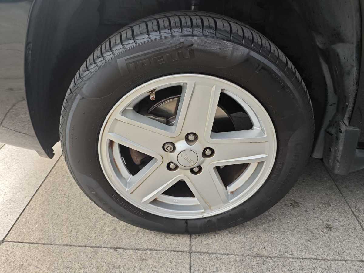 Jeep 指南者  2010款 2.4L 四驅(qū)運(yùn)動(dòng)版圖片