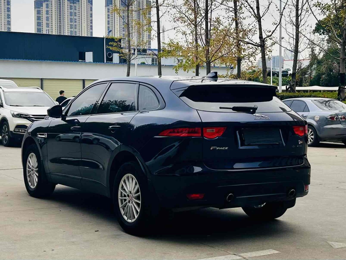 2016年8月捷豹 F-PACE  2016款 2.0T 兩驅(qū)都市尊享版