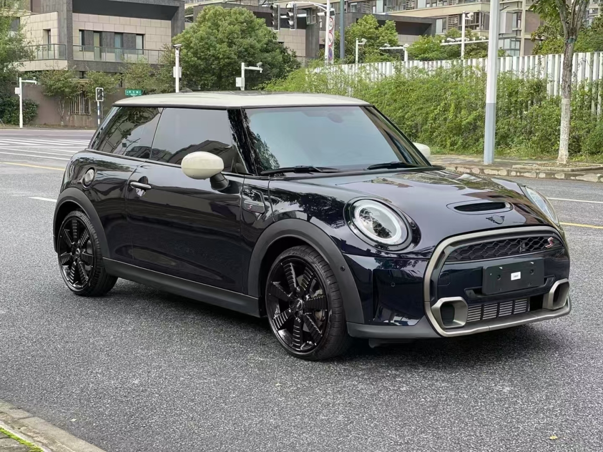 MINI MINI  2023款 改款 2.0T COOPER S 藝術(shù)家圖片