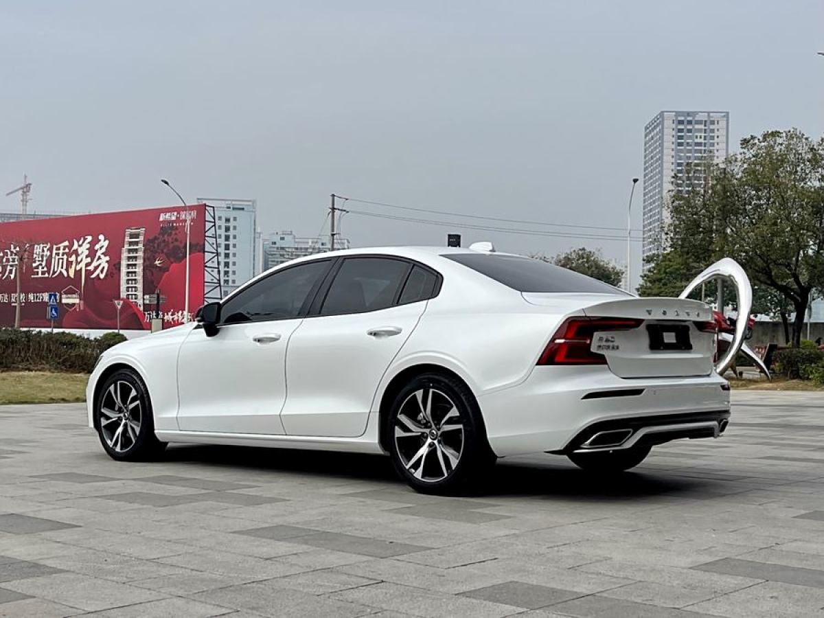 沃爾沃 S60L  2021款 T4 智遠(yuǎn)運(yùn)動版圖片