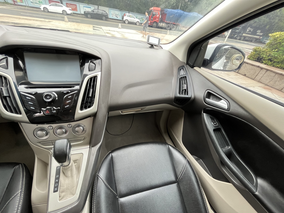 2014年11月福特 福克斯  2012款 三厢 1.6L 自动舒适型