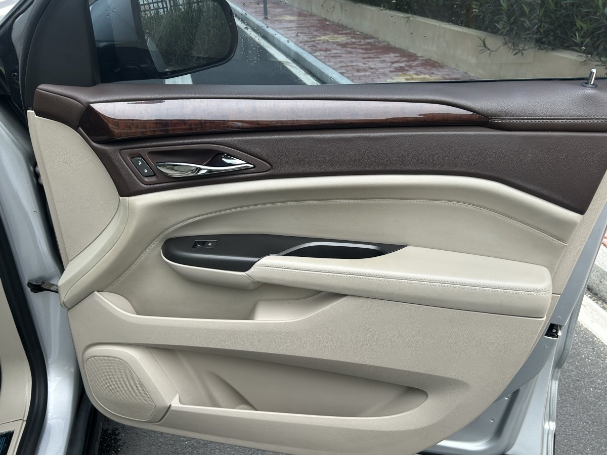 凱迪拉克 SRX  2012款 3.0L 領(lǐng)先型圖片