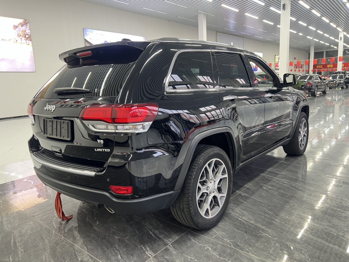 Jeep 大切諾基  2020款 3.0L 精英導(dǎo)航版圖片