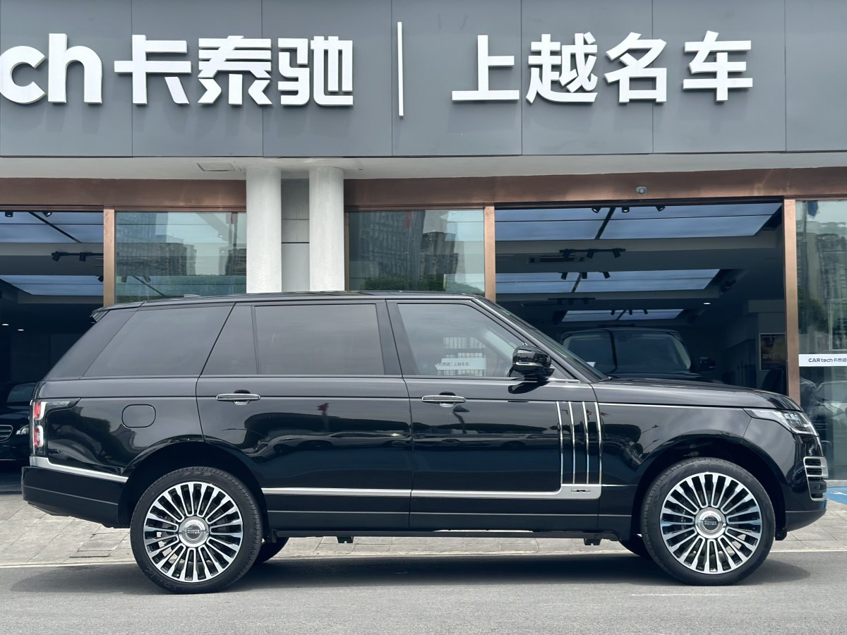 路虎 揽胜  2022款 3.0 L6 400PS 传世加长经典版图片