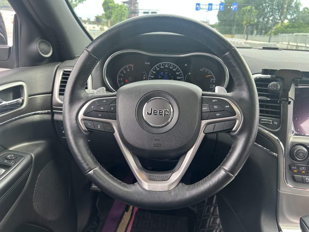 Jeep 大切諾基  2017款 3.0L 精英導(dǎo)航版圖片
