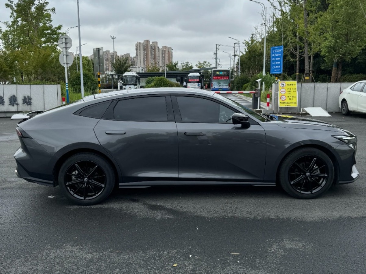 長(zhǎng)安 長(zhǎng)安UNI-V  2023款 1.5T 尊貴型圖片