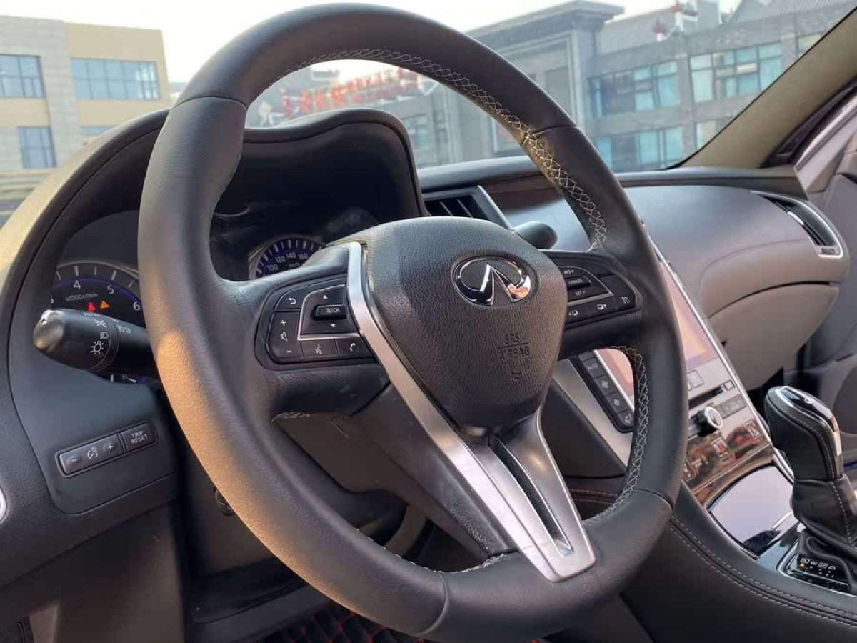 英菲尼迪 Q60  2019款 2.0T 豪華版圖片