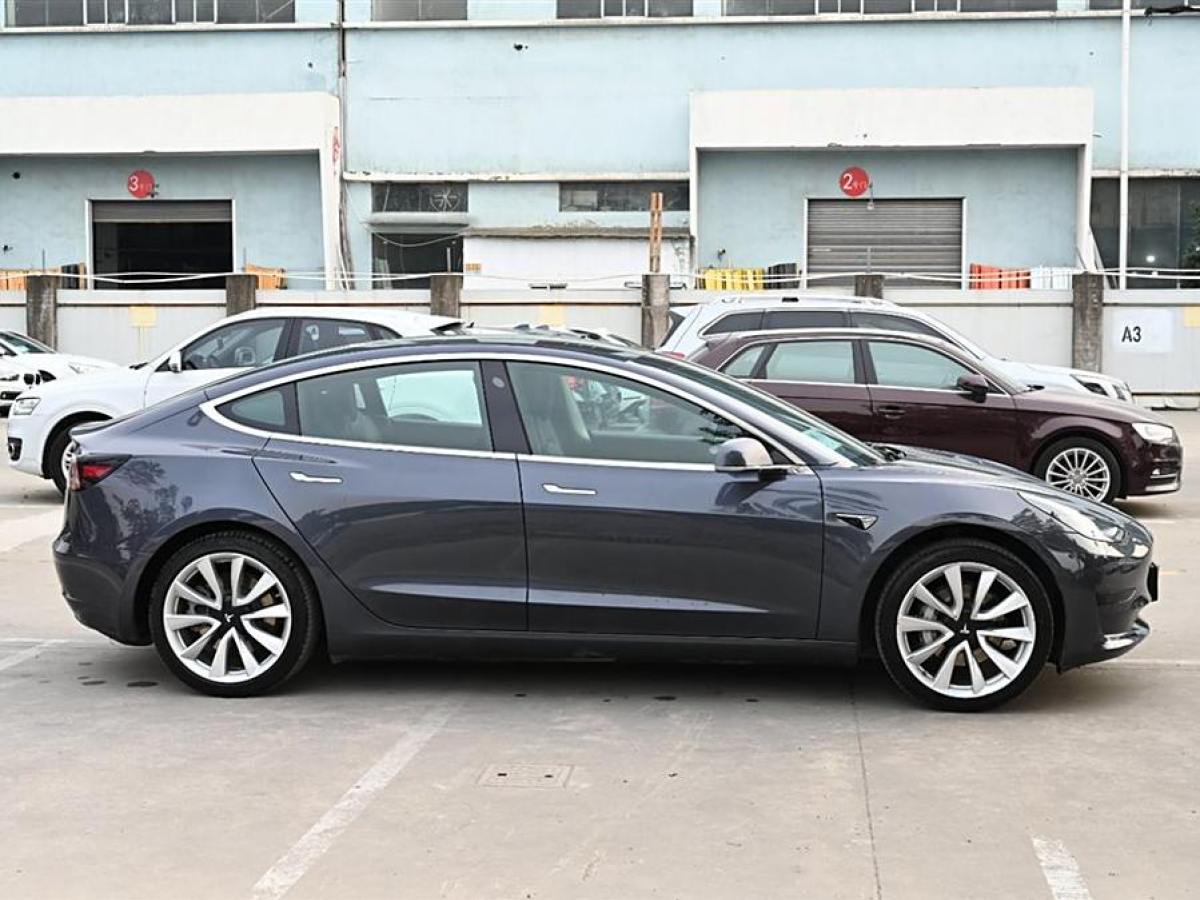 特斯拉 Model 3  2019款 標(biāo)準(zhǔn)續(xù)航后驅(qū)升級版圖片