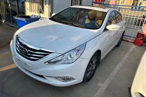 索納塔 現(xiàn)代 2.0L 自動(dòng)豪華版