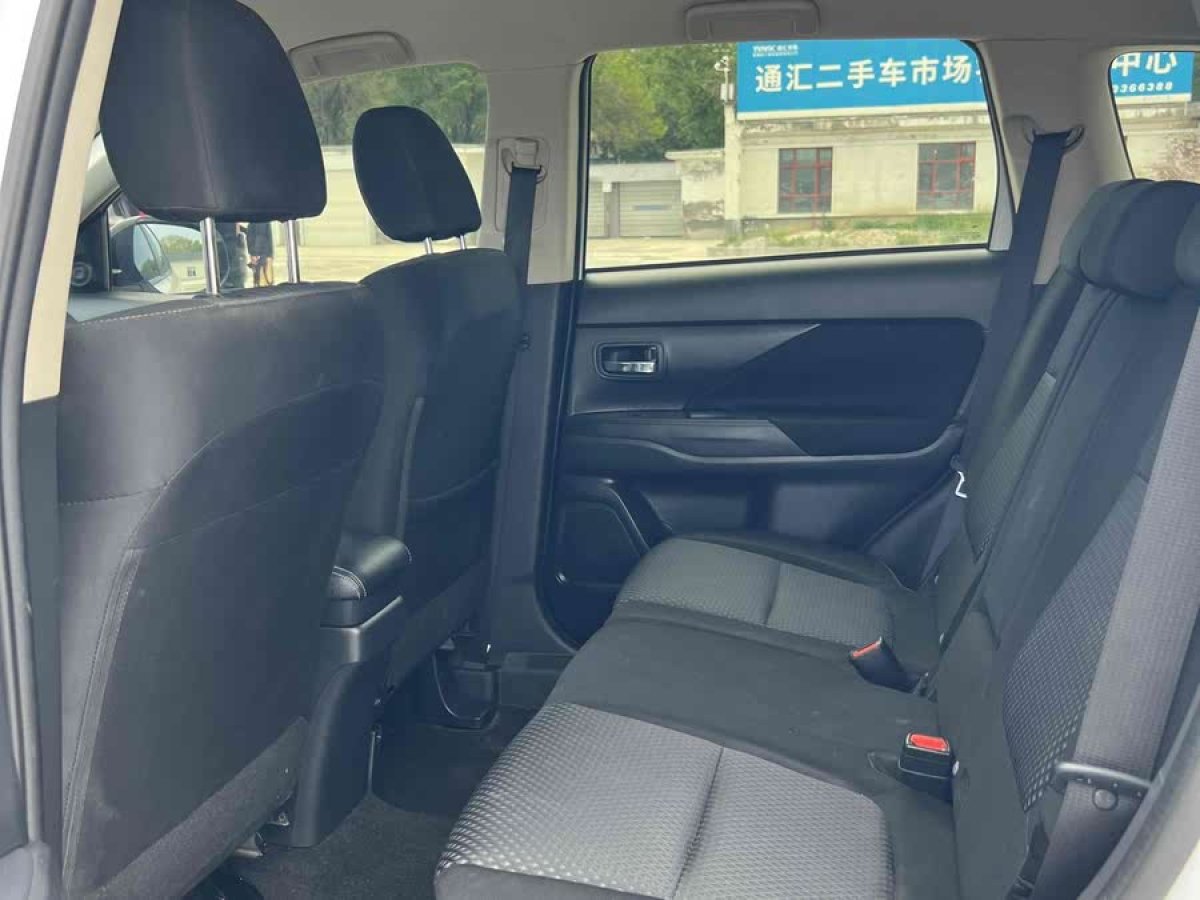 三菱 歐藍(lán)德  2021款 改款 2.0L 兩驅(qū)暢行版 5座圖片