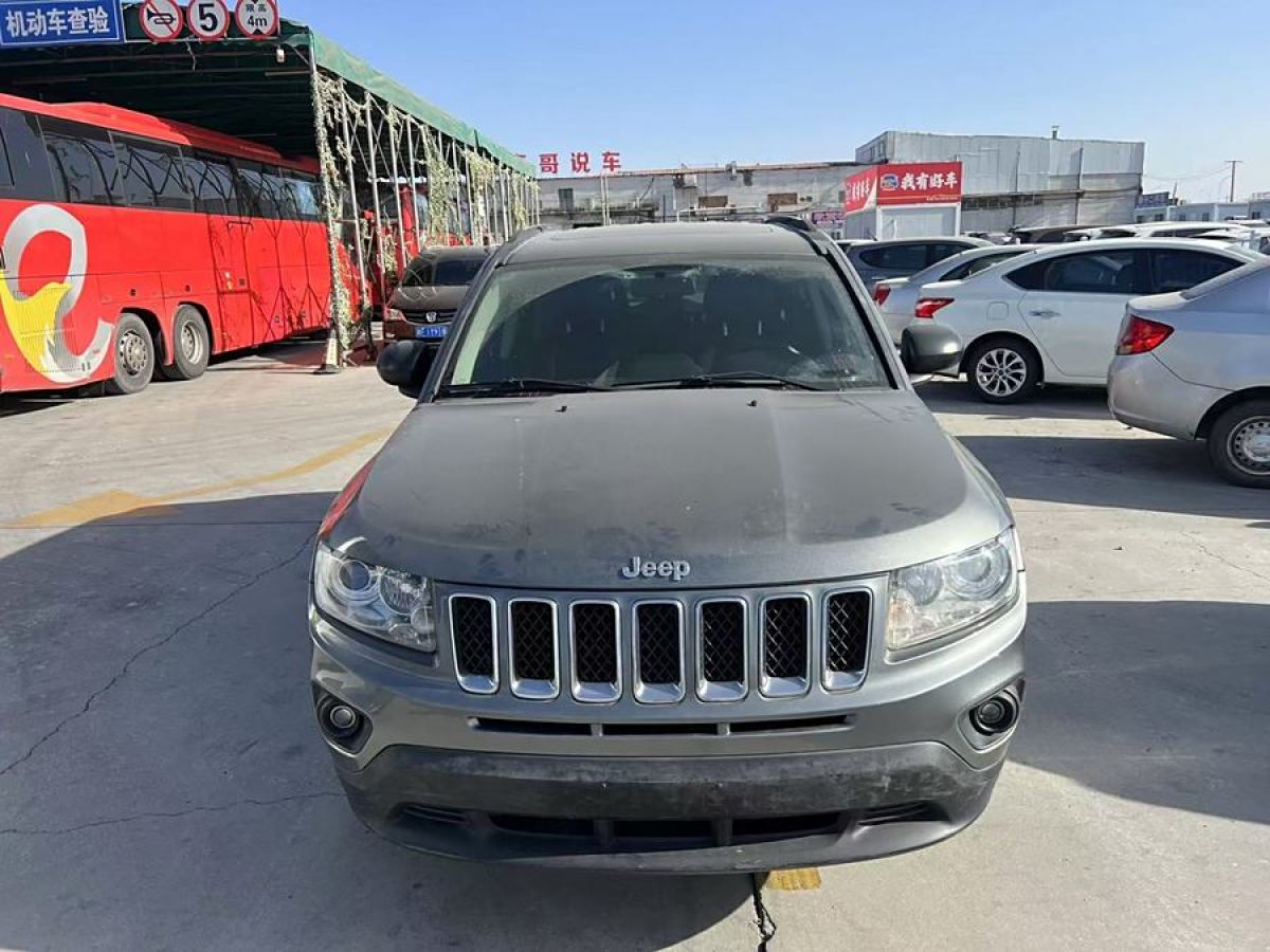 Jeep 指南者  2011款 2.4L 四驅(qū)豪華版圖片