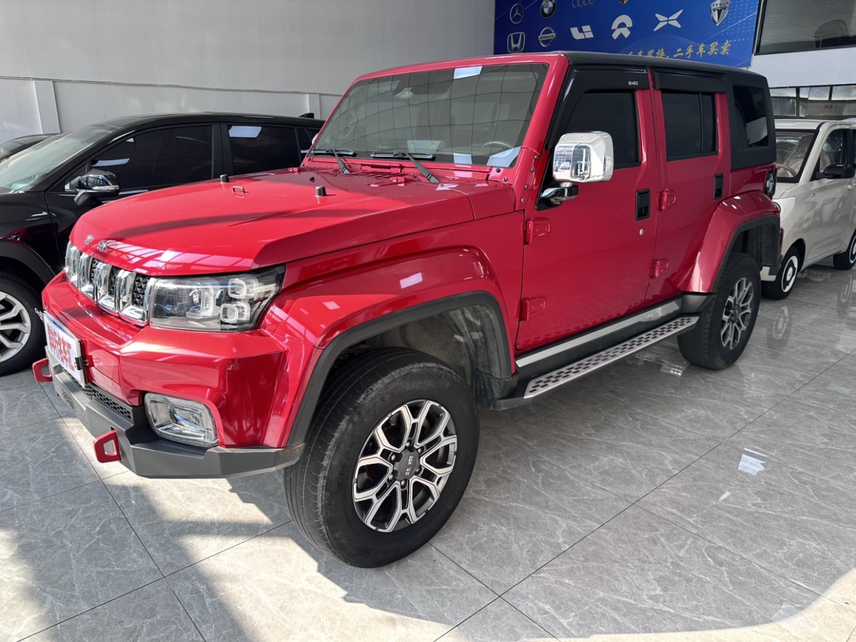 北京 BJ40  2020款 2.0T 自動(dòng)四驅(qū)城市獵人版?zhèn)b客型圖片