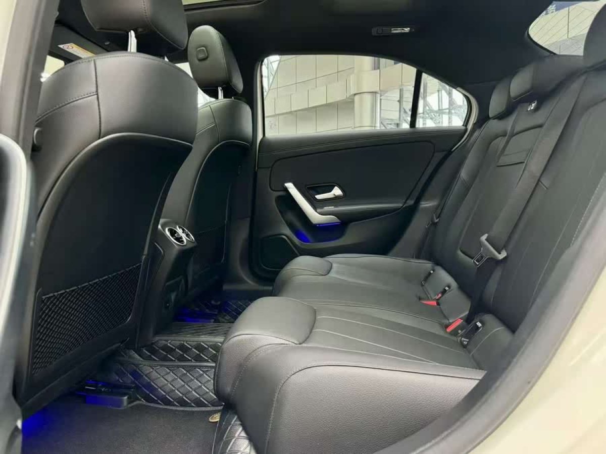 奔馳 奔馳A級(jí)  2021款 A 200 L 運(yùn)動(dòng)轎車時(shí)尚型圖片
