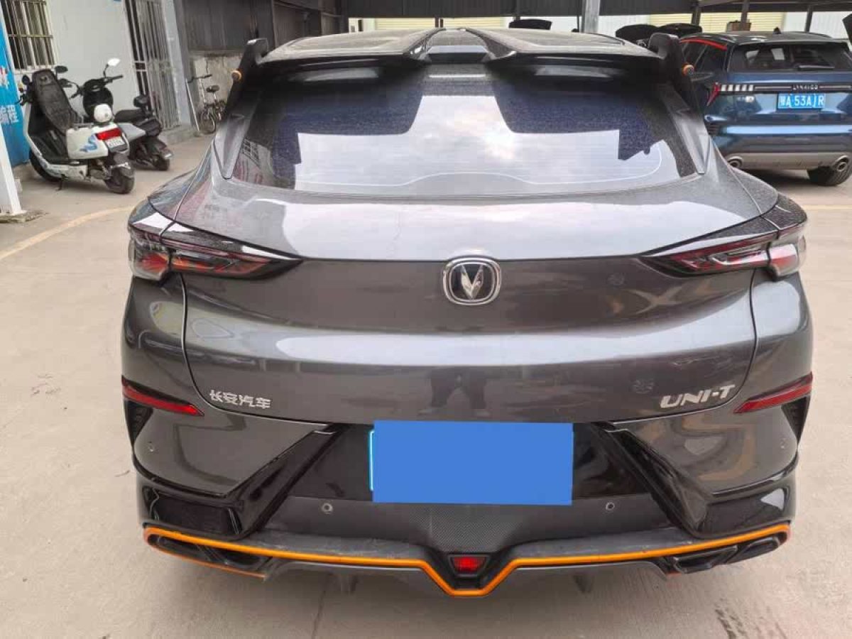 長(zhǎng)安 UNI-T  2022款 1.5T 運(yùn)動(dòng)版 尊貴型圖片