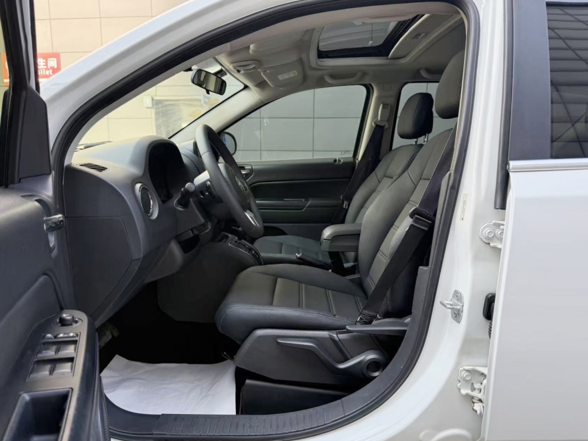 Jeep 指南者  2014款 2.0L 兩驅(qū)運(yùn)動(dòng)版圖片