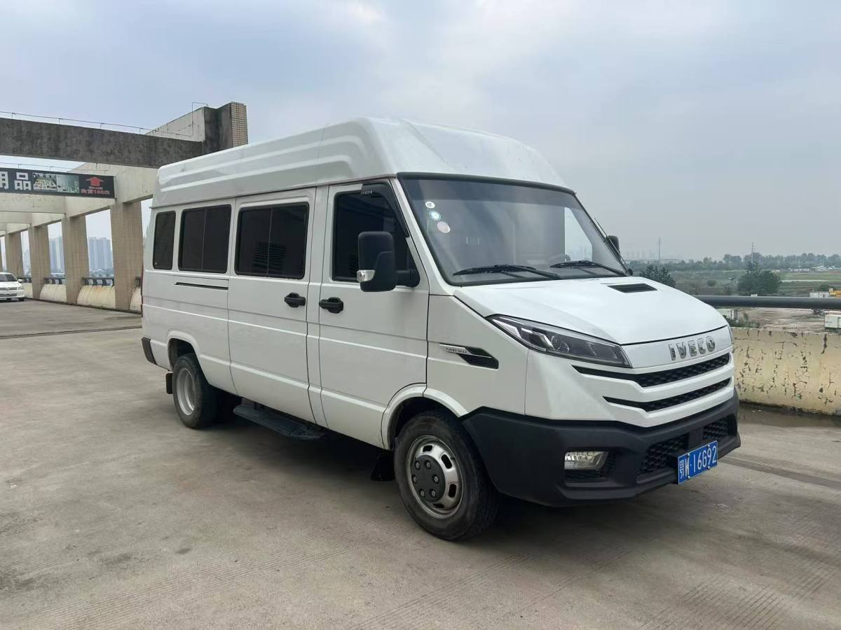 依維柯 得意  2023款 2.5T A37M1客車(chē)長(zhǎng)軸中頂雙胎側(cè)拉門(mén)5-9座圖片